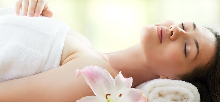 'erbjudanden klippkort bild fridfull kvinna massage blomma'